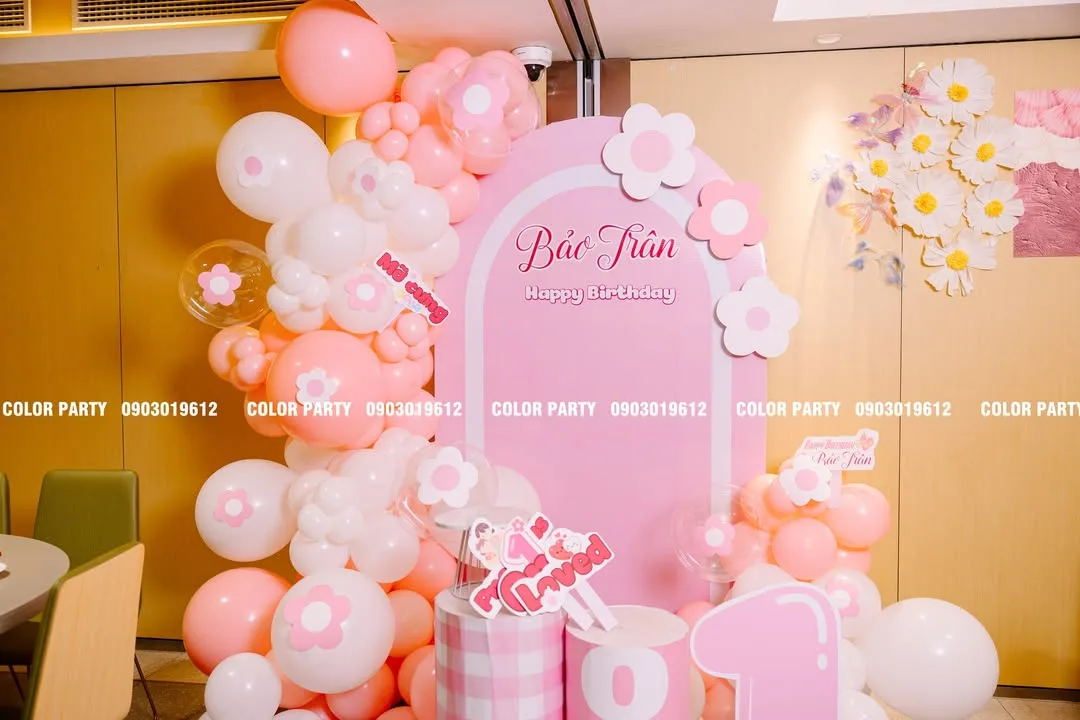 Chúc mừng thôi nôi bé Bảo Trân, cô công chúa nhỏ rực rỡ như một vườn hoa mùa xu…