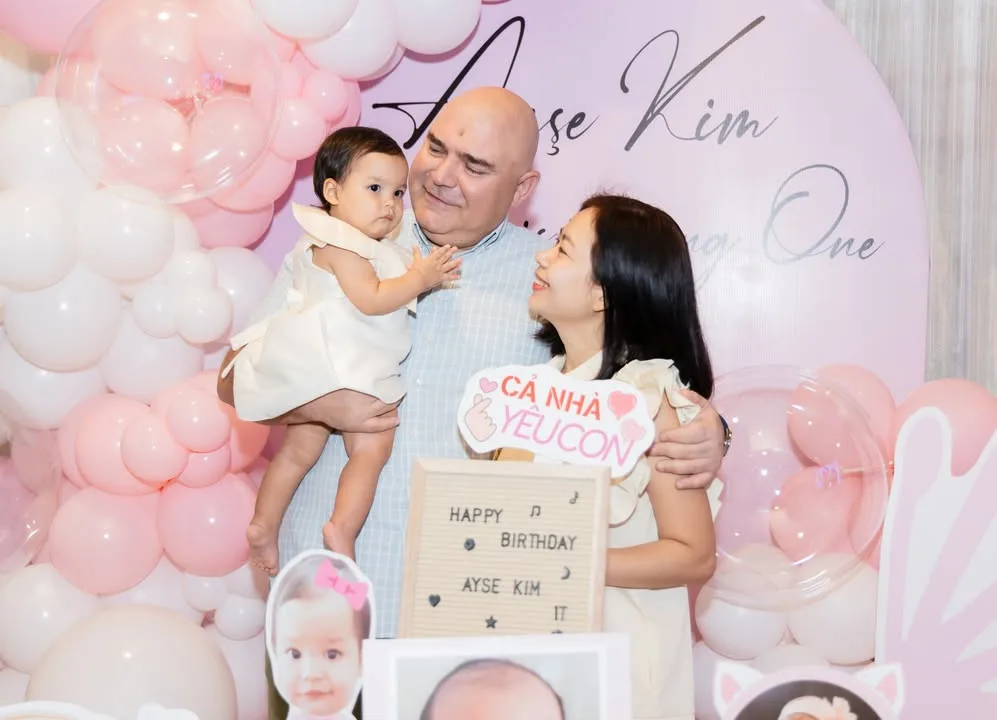Nhấn để phóng to 🌸 A MAGICAL FIRST BIRTHDAY FOR LITTLE AYSE KIM 🎂✨ – ảnh 2