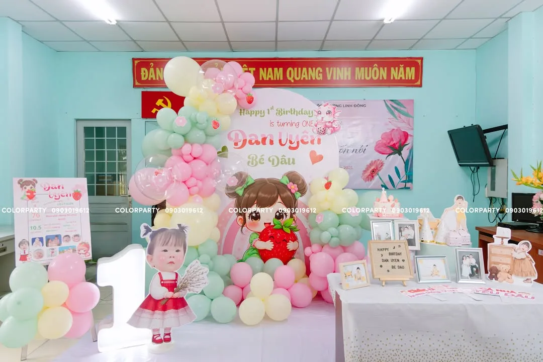 Nhấn để phóng to 🎀 Bé Dâu tròn một tuổi – cả thế giới là một quả dâu xinh! 🍓 – ảnh 1