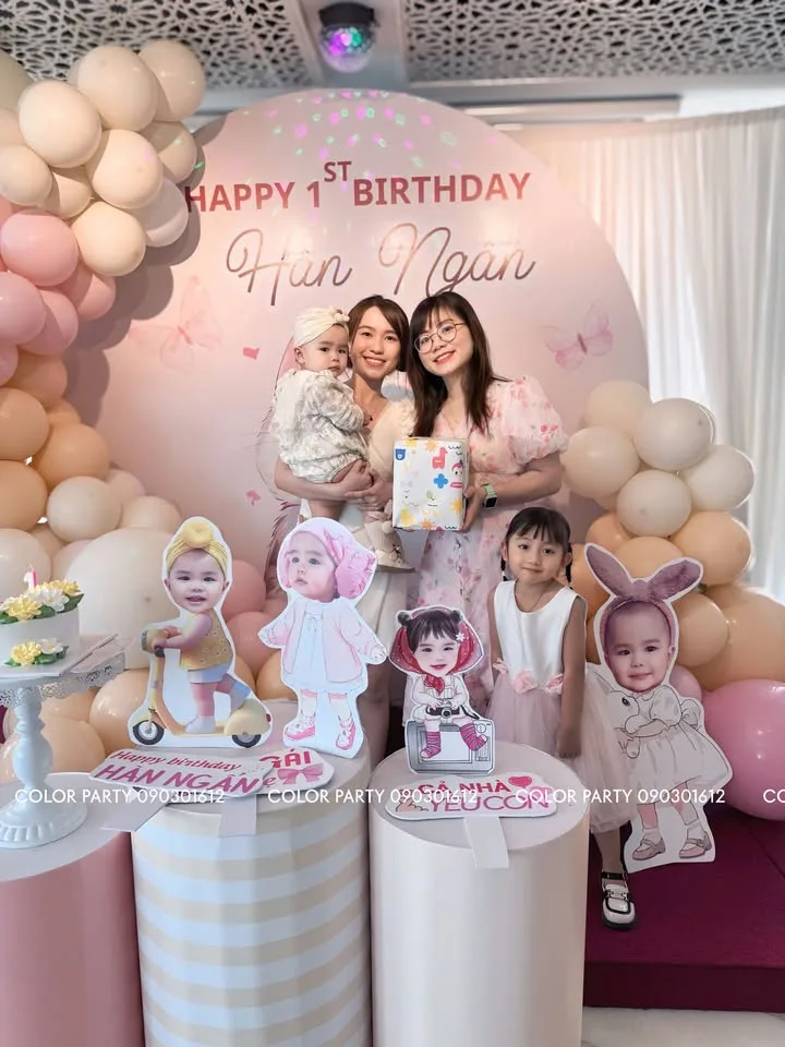 Nhấn để phóng to 🎉 Happy 1st Birthday bé Hàn Ngân – Bông hoa nhỏ của cả gia đình! 🎂 – ảnh 5