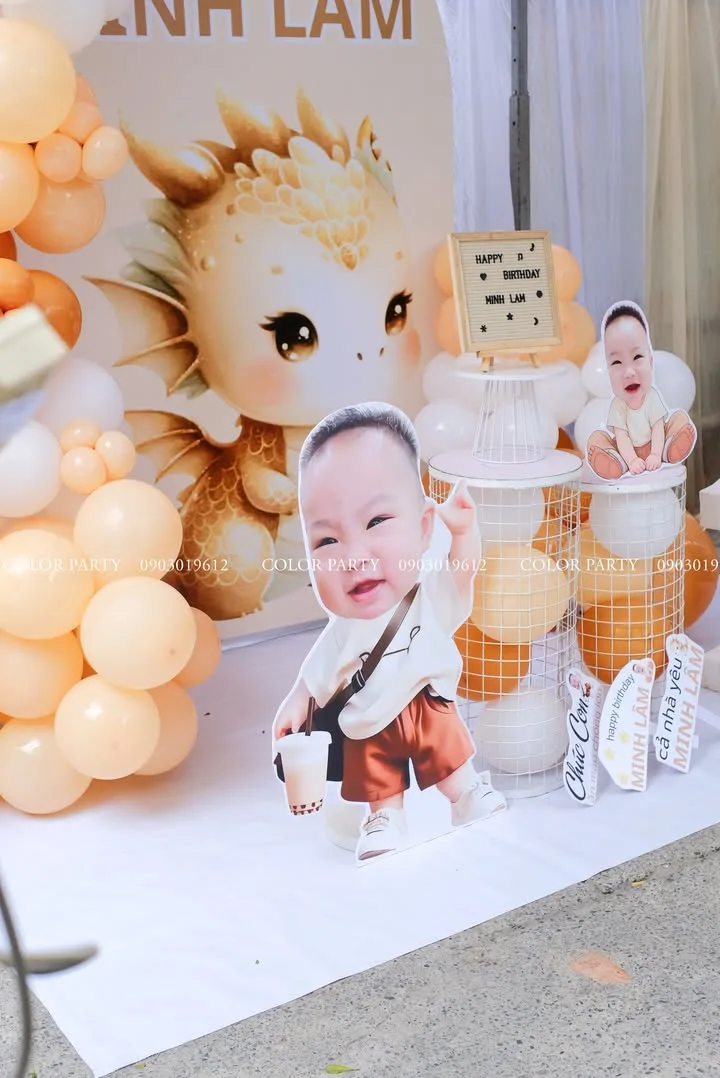 Nhấn để phóng to 🎉 MINH LÂM 1 TUỔI – NGÀY HẠNH PHÚC NGẬP TRÀN BÓNG BAY 🎈 – ảnh 4